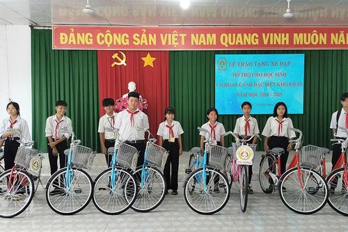 Trao xe đạp cho học sinh các xã biên giới Tân Châu