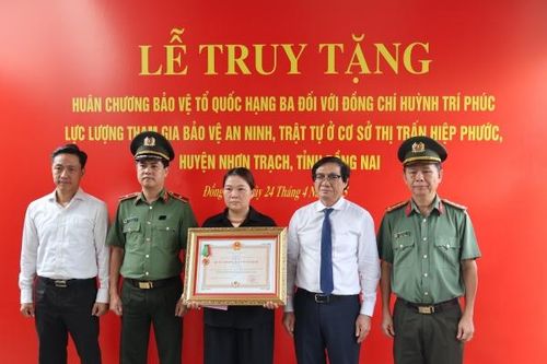 Truy tặng Huân chương Bảo vệ Tổ quốc hạng Ba cho chiến sĩ hy sinh vì tham gia bảo vệ an ninh trật tự ở cơ sở