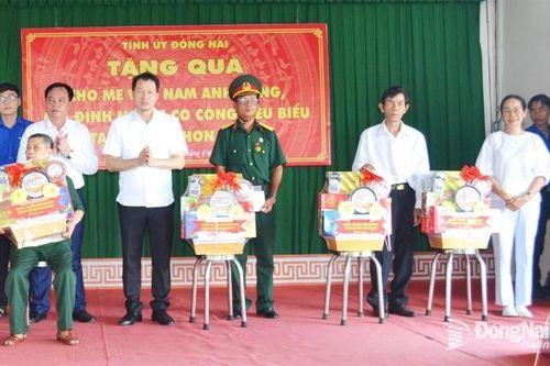 Tỉnh ủy tặng quà các mẹ Việt Nam anh hùng và gia đình chính sách tiêu biểu của huyện Nhơn Trạch