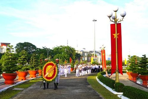 Lãnh đạo tỉnh viếng Nghĩa trang liệt sĩ kỷ niệm 50 năm Ngày Giải phóng miền Nam, thống nhất đất nước