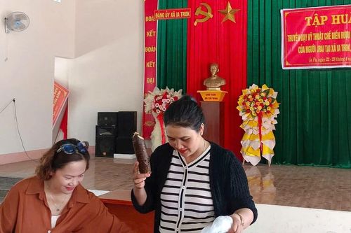 Truyền dạy kỹ thuật chế biến rượu ghè của người Jrai