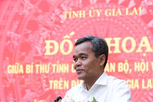 Bí thư Tỉnh ủy Gia Lai Hồ Văn Niên đối thoại với phụ nữ