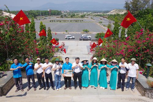Trường Cao đẳng Sư phạm Trung ương - Nha Trang khánh thành công trình 'Đường cờ Tổ quốc'