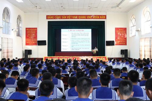 Lữ đoàn 101 phổ biến, giáo dục pháp luật cho gần 800 chiến sĩ mới