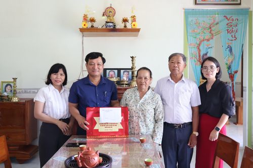 Lãnh đạo huyện Cam Lâm thăm, tặng quà các gia đình chính sách