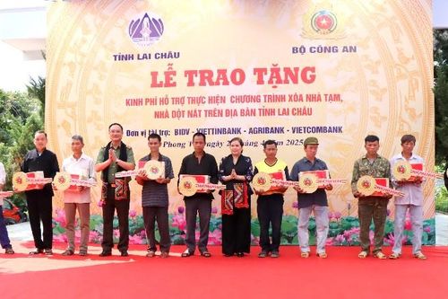 Bộ Công an bàn giao kinh phí xóa nhà tạm, nhà dột nát trên địa bàn tỉnh Lai Châu