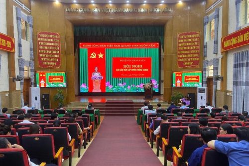 Than Uyên: Hội nghị báo cáo viên tháng 4