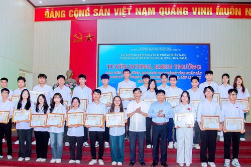 Chương trình kỷ niệm với chủ đề: '50 năm Đất nước trọn niềm vui'