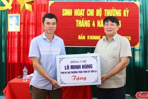 Đồng chí Phó bí thư Thường trực Tỉnh ủy dự sinh hoạt Chi bộ bản Khoang