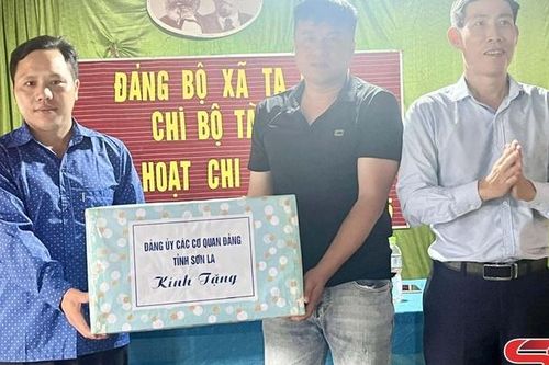 Đồng chí Phó Bí thư Thường trực Đảng ủy các cơ quan Đảng tỉnh dự sinh hoạt chi bộ bản Tà Đò
