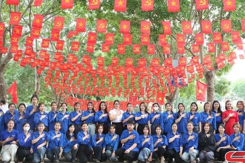 Gắn biển công trình thanh niên 'Đường cờ Tổ quốc'