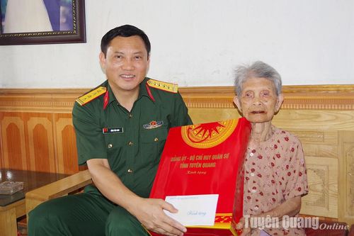Chỉ huy trưởng Bộ CHQS tỉnh Đặng Văn Long tặng quà gia đình chính sách trên địa bàn thành phố