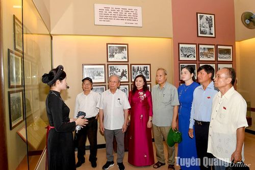 Đoàn đại biểu Quốc hội các khóa tỉnh Hòa Bình dâng hương tại Khu di tích Quốc gia đặc biệt Tân Trào