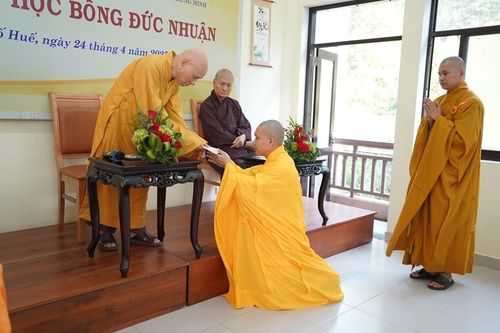 11 học viên, nghiên cứu sinh được nhận Học bổng Đức Nhuận