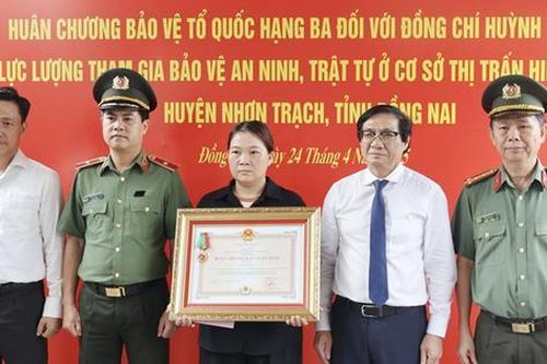 Truy tặng Huân chương Bảo vệ Tổ quốc hạng Ba cho anh Huỳnh Trí Phúc