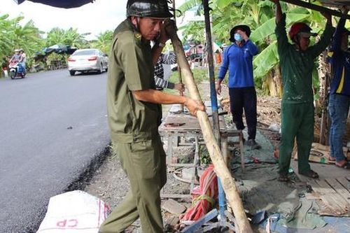 Giải tỏa lấn chiếm đường bộ trên quốc lộ 61C