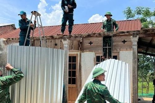Dông lốc bất ngờ ở Huế, nhiều nhà dân và 1 trường học vùng cao hư hỏng nặng
