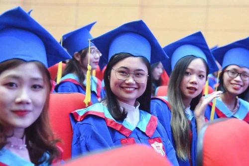 Trường Đại học Y Hà Nội cấm sinh viên mặc áo trễ cổ, quần jean rách đầu gối