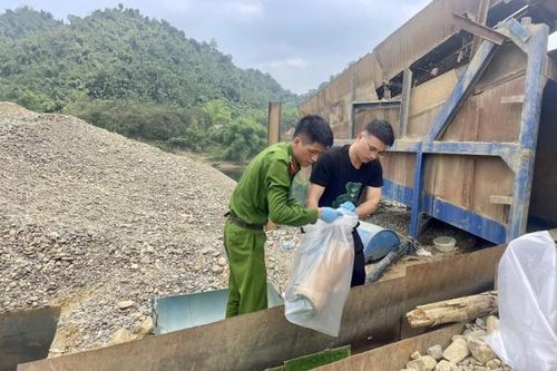Bức xúc hoạt động khai thác cát sỏi lòng sông Gâm tận thu vàng sa khoáng