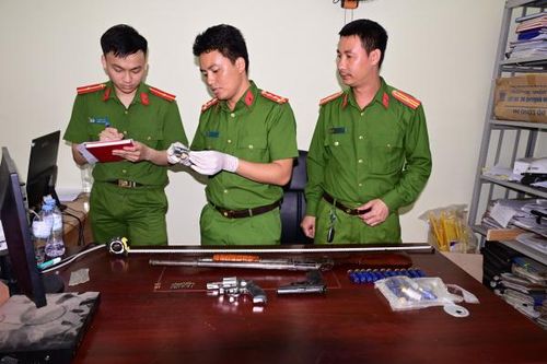 Kẻ 'ngáo đá' đến Công an phường khai nhận dùng ma túy có 3 khẩu súng và 39 viên đạn