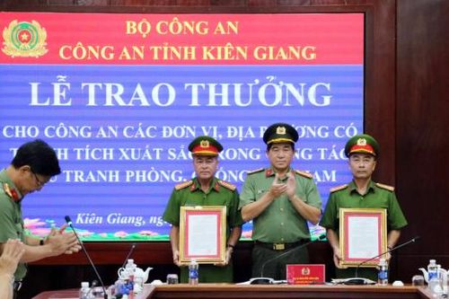 Công an tỉnh Kiên Giang trao thưởng các đơn vị xuất sắc