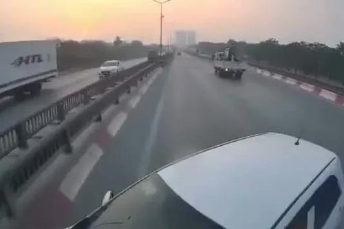 Ô tô chuyển làn ẩu bị đâm xoay ngang