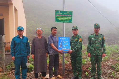 Đồn Biên phòng Xuân Trường hỗ trợ lắp đặt bóng đèn chiếu sáng tại xóm Xà Phìn, Xuân Trường (Bảo Lạc)