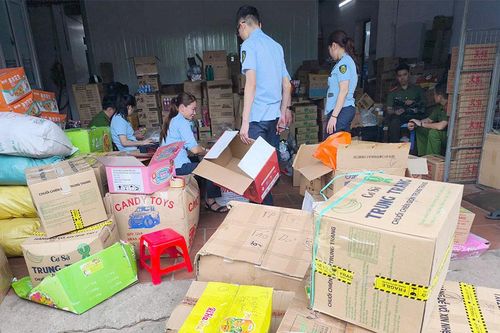 Bắc Giang: Phát hiện hàng trăm túi hàng thực phẩm giả mạo nhãn mác