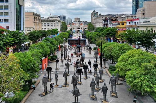 Du khách 'check-in' với xe tăng, bãi cọc trận Bạch Đằng tại trung tâm TP.HCM