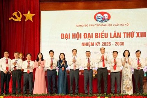 Đồng chí Chu Mạnh Hùng tiếp tục được bầu làm Bí thư Đảng ủy Trường Đại học Luật Hà Nội