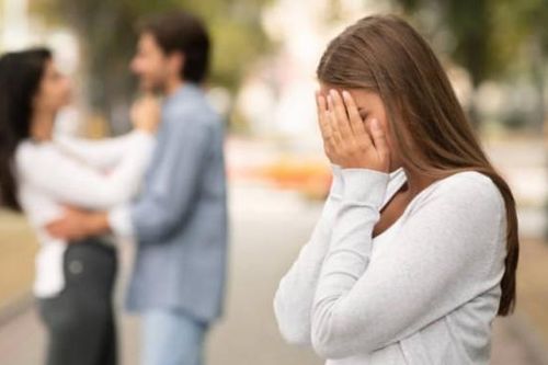 Vợ chết lặng, không thể tha thứ khi biết chồng ngoại tình với người này
