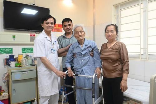 Thay khớp háng cho cụ ông 99 tuổi bị gãy cổ xương đùi