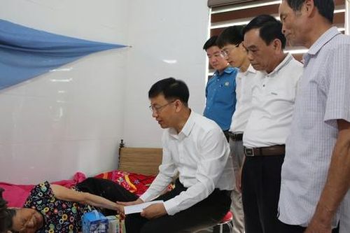 Khám, cấp thuốc và tặng quà cho thân nhân chiến sĩ công tác tại quần đảo Trường Sa