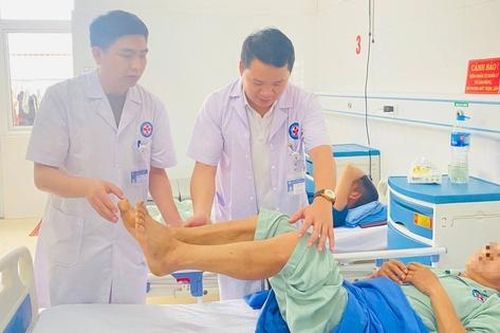Tấm gỗ đổ vào đầu khiến người đàn ông chấn thương sọ não nặng