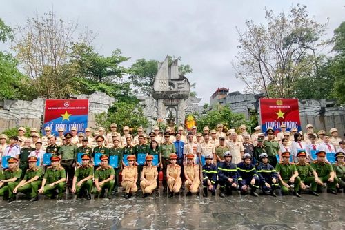 Kính dâng lên các anh hùng liệt sỹ lòng biết ơn vô hạn và ý chí quyết tâm hoàn thành xuất sắc mọi nhiệm vụ