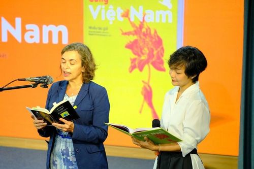 Tập thơ 'Cùng Việt Nam': Cây cầu thơ ca nối hai nền văn hóa