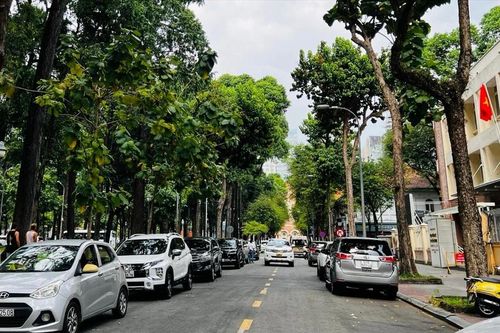 TP Hồ Chí Minh cấm nhiều tuyến đường, CSGT hướng dẫn người dân việc đi lại