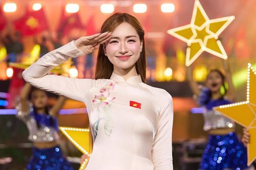Khoảnh khắc tự hào của sao Việt trong dịp 30/4
