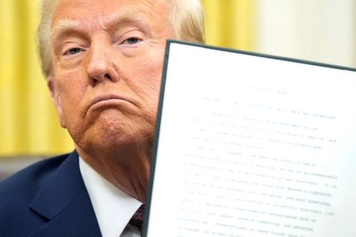 Ông Trump tái khởi động thu nợ sinh viên dù 5 triệu người đang vỡ nợ