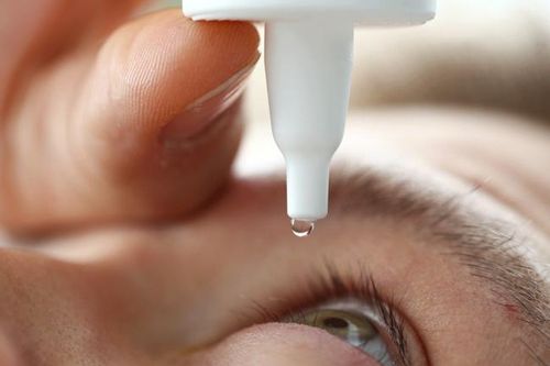 Cứ đỏ mắt là nhỏ thuốc, người đàn ông 35 tuổi không ngờ hậu quả