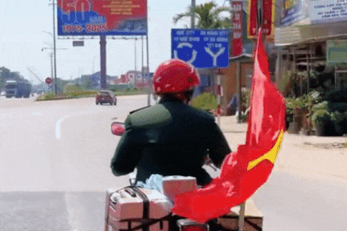 Cựu binh U80 tự lái xe máy từ Nghệ An vào TP.HCM được quê nhà tiếp sức