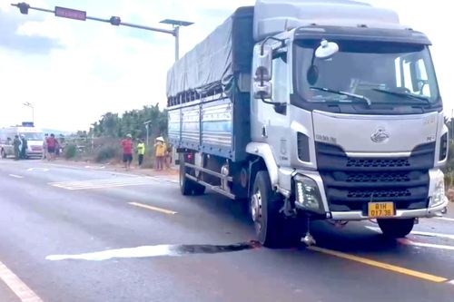 Va chạm xe tải, vợ chồng đi thu mua rau củ tử vong