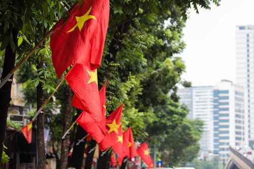 Hà Nội treo cờ Tổ quốc kỷ niệm 50 năm Ngày Giải phóng miền Nam, thống nhất đất nước