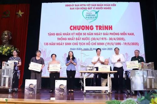 Quận Hoàn Kiếm tặng quà hộ cận nghèo, các trường hợp khó khăn nhân kỷ niệm 50 năm Ngày Giải phóng miền Nam