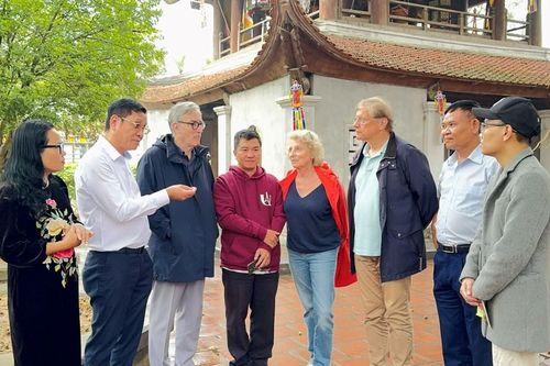'Việt Nam nên miễn visa cho du khách nào?': Câu hỏi chiến lược cho tăng trưởng du lịch Việt Nam