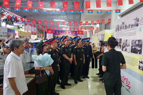 Khai mạc Triển lãm '50 năm vang mãi bản hùng ca toàn thắng'