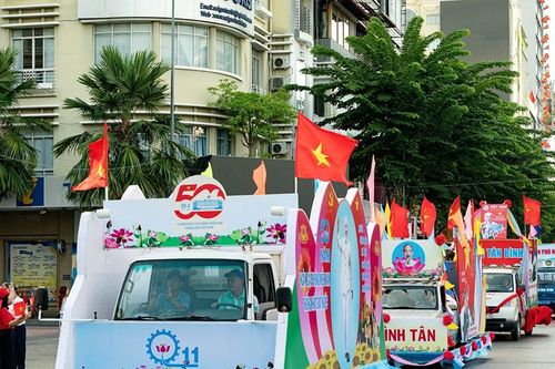 Tưng bừng diễu hành xe hoa mừng 50 năm thống nhất đất nước