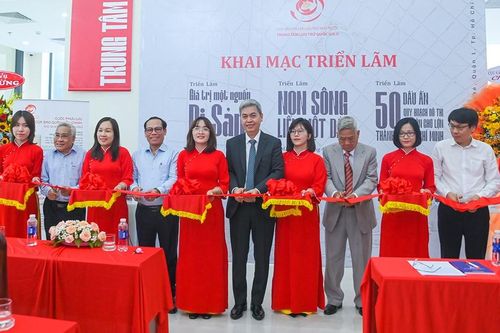 Triển lãm 'Non sông liền một dải' tại Trung tâm Lưu trữ quốc gia II