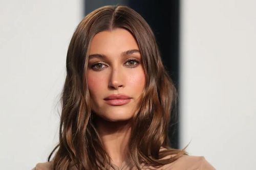 Hailey Bieber: Người mẹ, doanh nhân và chiến binh trước u nang