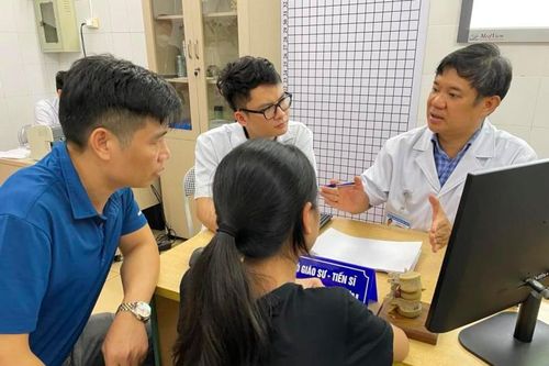 Bệnh viện Hữu nghị Việt Đức tổ chức khám và tư vấn miễn phí cho trẻ em mắc gù vẹo cột sống
